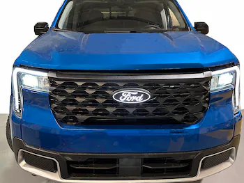 Maverick 2025, Lighted Front Grille Ford Oval